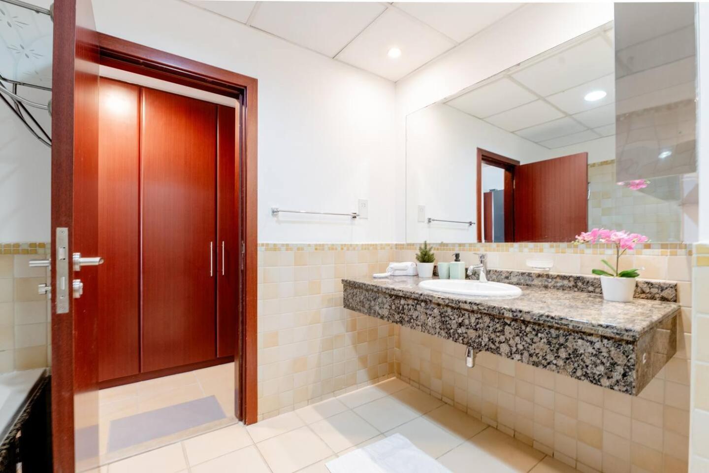 Moonlight Hostel Jbr - 2Min Walk To Jbr Beach - Gym - 2Min Metro Station - Poll Dubaï Extérieur photo